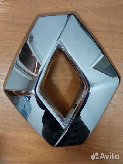 Эмблема в решетку радиатора Renault Kaptur 2016+