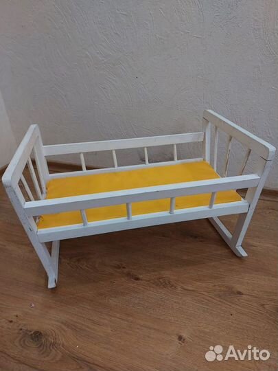 Деревянная кроватка для кукол