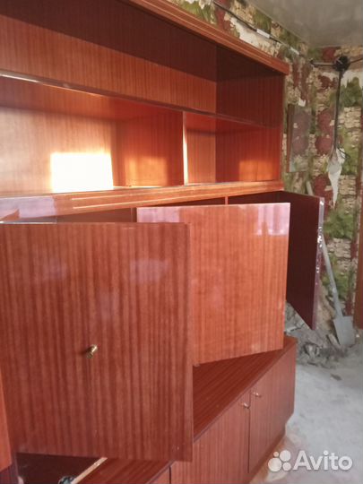 Сервант трехстворчатый