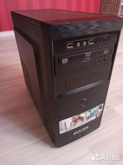 Комьютер с монитором мышкой клавиатурой и колонкой