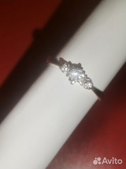 Золотое кольцо с бриллиантом