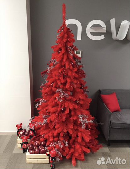 Красные дизайнерские ёлки с украшениями