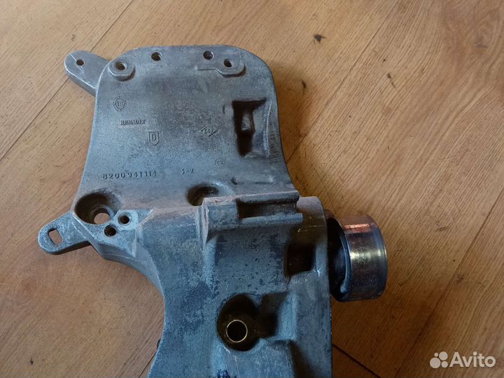 Кронштейн генератора Рено логан 8200941114