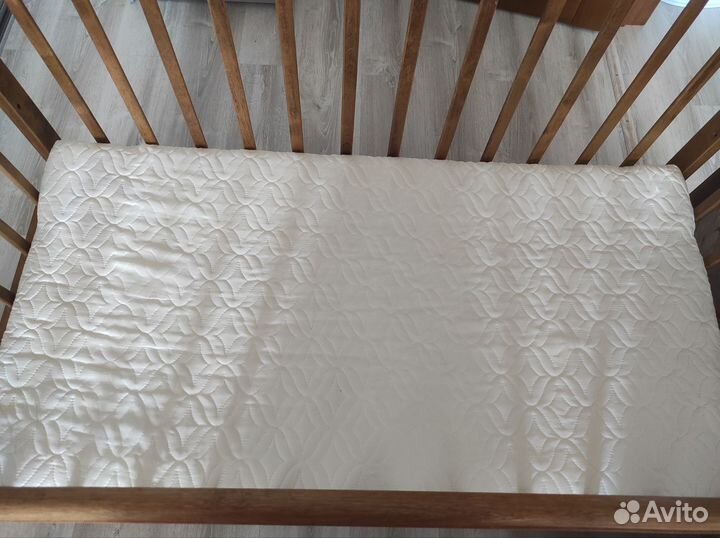 Детская кроватка с поперечным маятником