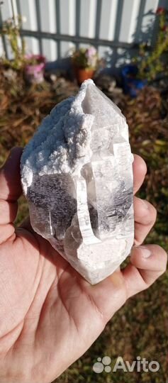 Кристалл дымчатого кварца в цеолите