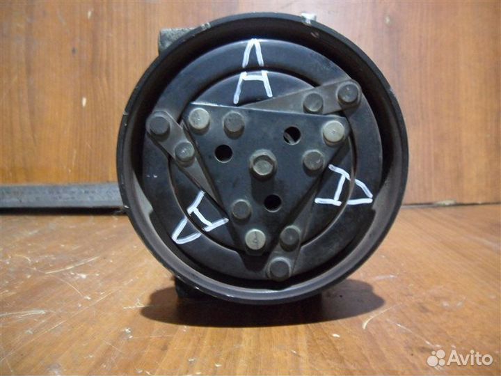 Компрессор кондиционера 926000W701 Nissan Terrano