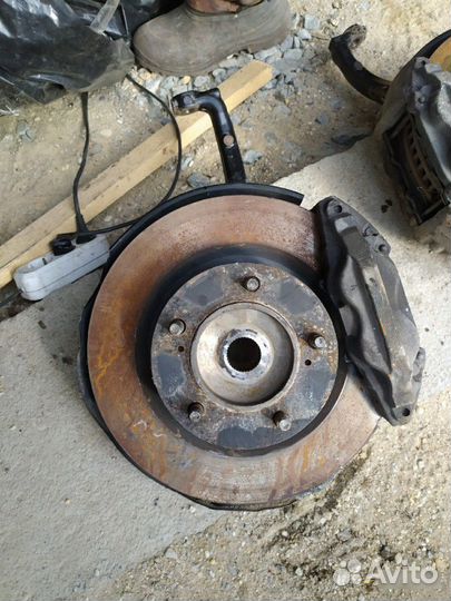 Ступица, суппорт передний Тойота Крузак 200