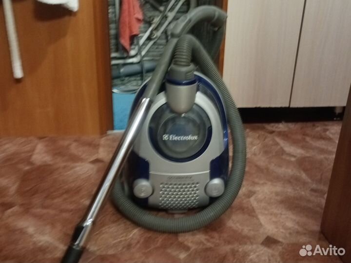 Пылесос Electrolux zac6842 2000w безмешковой