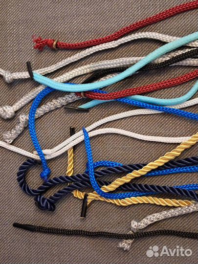 Короткие куски шнура - ручки пакетов для рукоделия