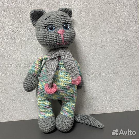 Вязаная игрушка котик