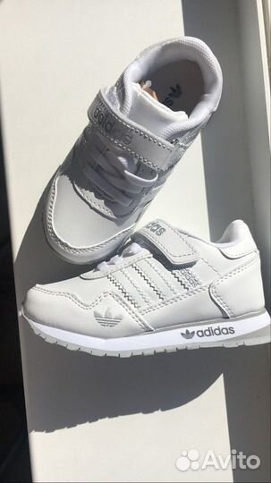 Белые кроссовки adidas 30