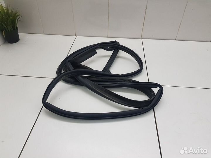 Уплотнитель передней правой двери (Geely Coolray)