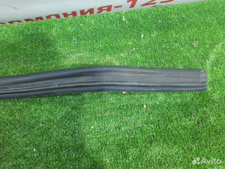 Уплотнение капота левое Mercedes C180 W205 274.910