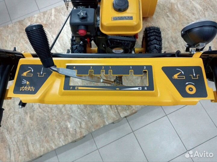 Бензиновая снегоуборочная машина SBM 610