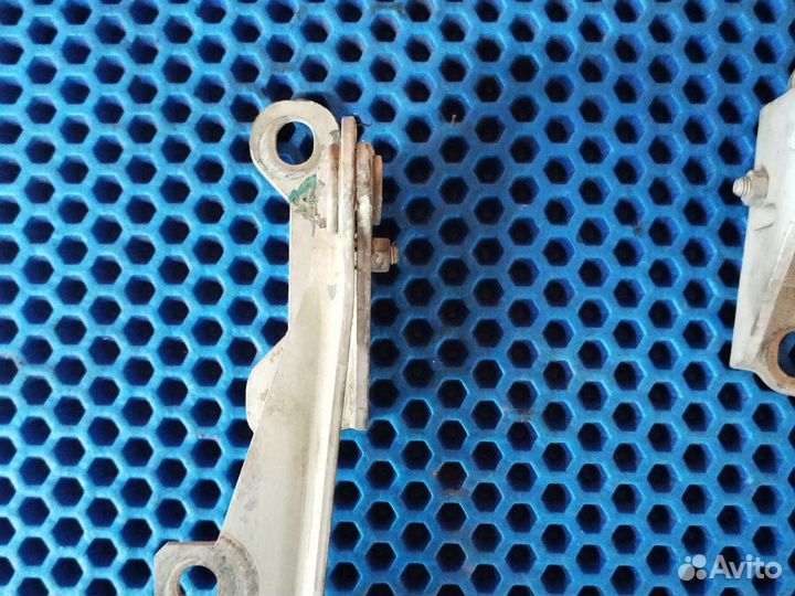 Петли капота Mitsubishi carisma 1рестайлинг