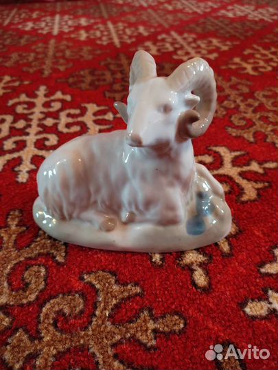 Фарфоровая статуэтка