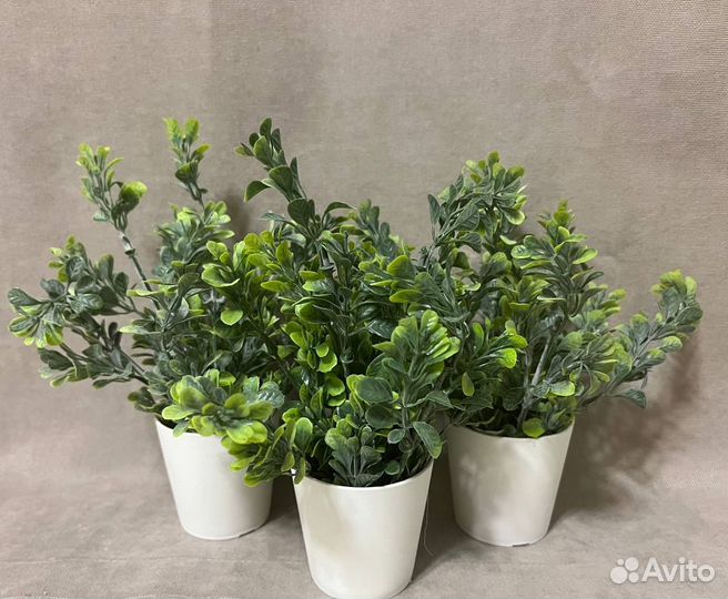 Искусственная зелень, цветы, трава в горошочках