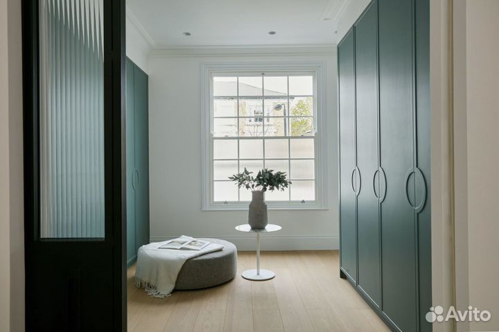 Гардеробная с зеркалом трехстворчатая