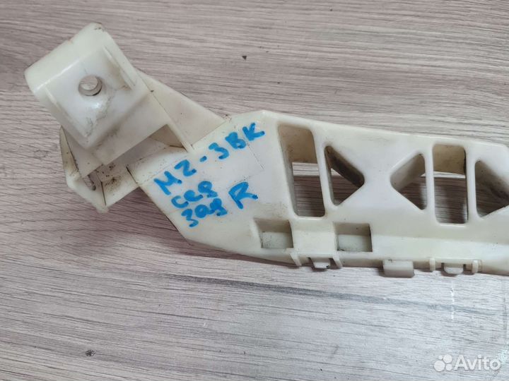 Направляющая бампера задняя правая mazda 3 bk сед