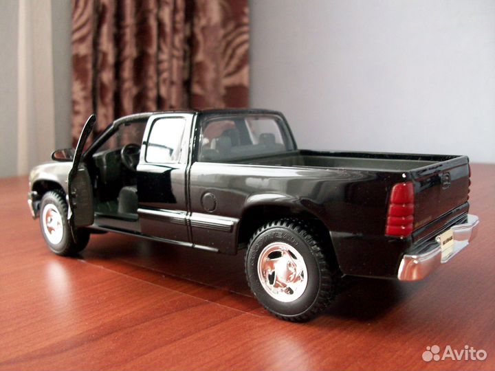 Модель Maisto 1/27 Chevrolet Silverado 1500 (2000)