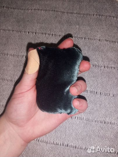 Бархатная подушка для запястья