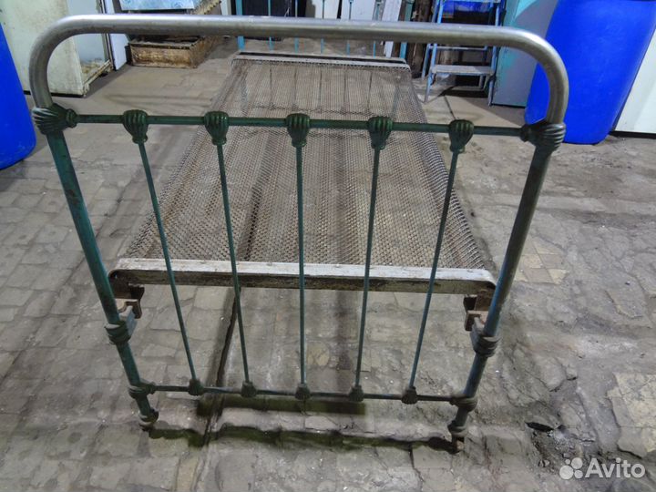 Старая, металлическая кровать