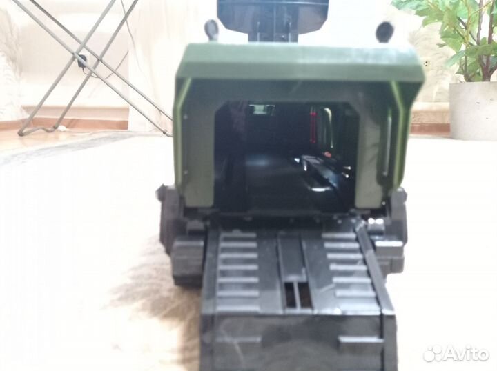 Военный тягач 