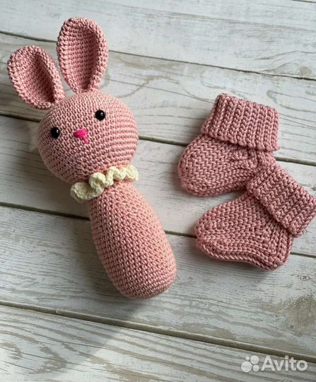 Чепчики, погремушки, носочки для новорождённых