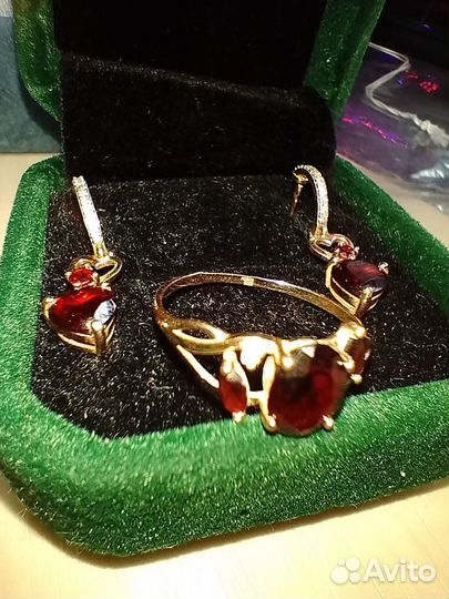 Золотой набор из кольца с бриллиантами и рубинами