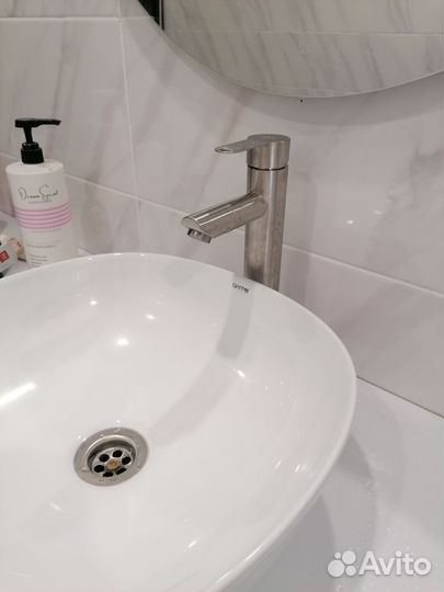 Раковина со смесителем в ванную