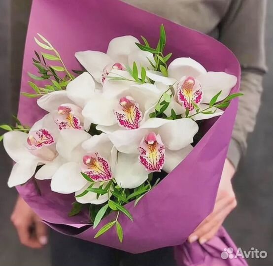 Букет из 7 Орхидей в матовой бумаге с зеленью