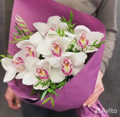 Букет из 7 Орхидей в матовой бумаге с зеленью