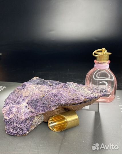 Прожилок флюорита в красном песчанике