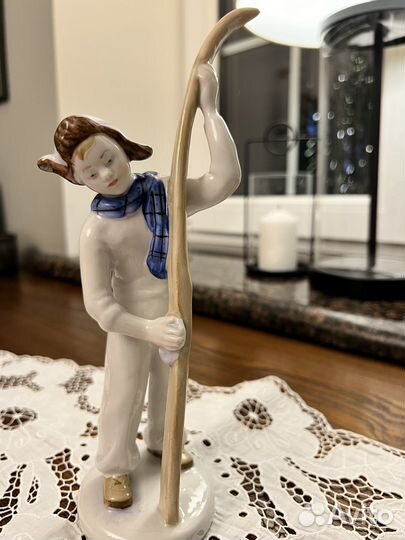 Фарфоровая статуэтка лыжник лфз