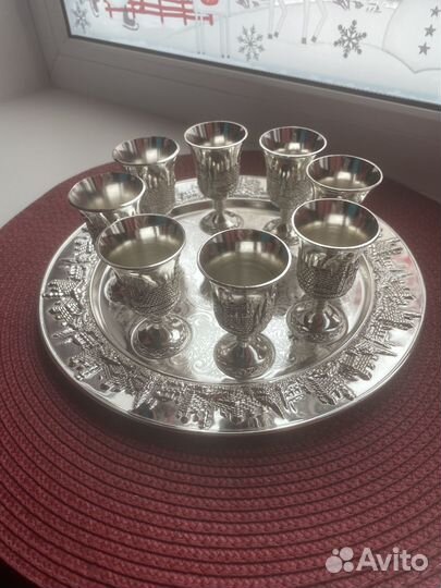 Набор рюмок на подносе