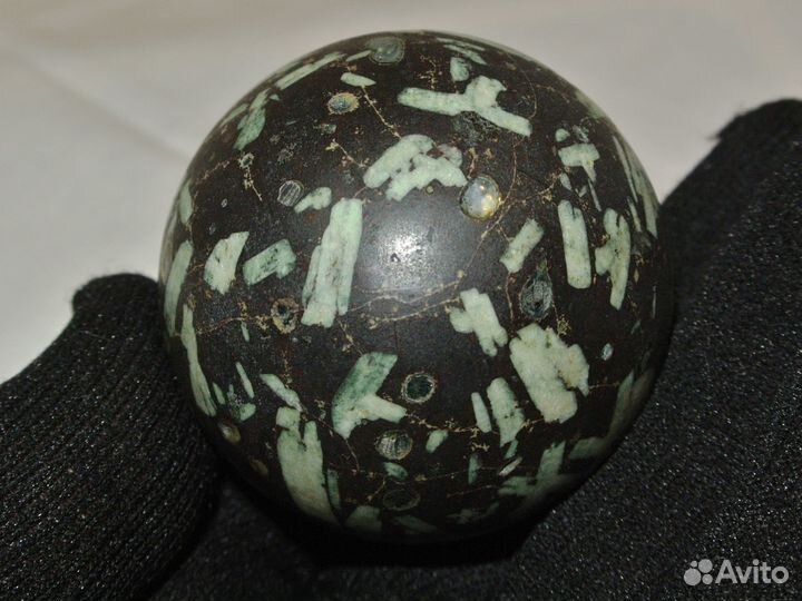 Шар из натурального камня. Красивая горная порода