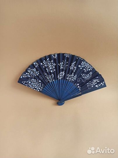 Веер синий с белыми цветочками