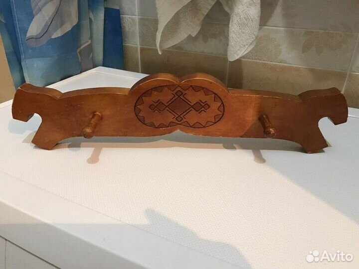 Вешалка из дерева с чувашским орнаментом