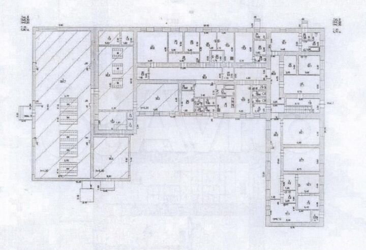 Нежилое здание с земельным участком