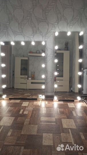 Гримерное зеркало с лампочками