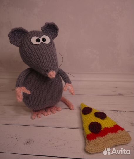 Крыска с пиццей, мягкая игрушка, связана на спицах