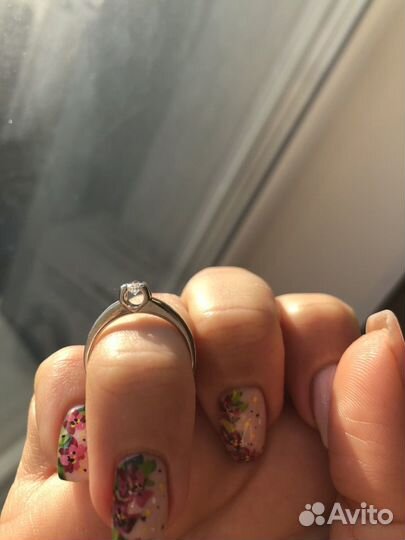 Кольцо из белого золота с бриллиантом