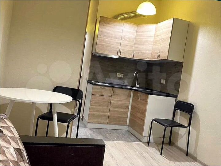 Доля в 4-к. квартире, 60 м², 1/5 эт.