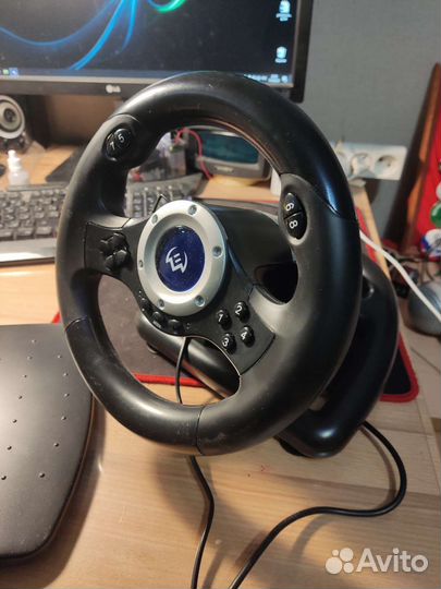 Игровой руль с педалями