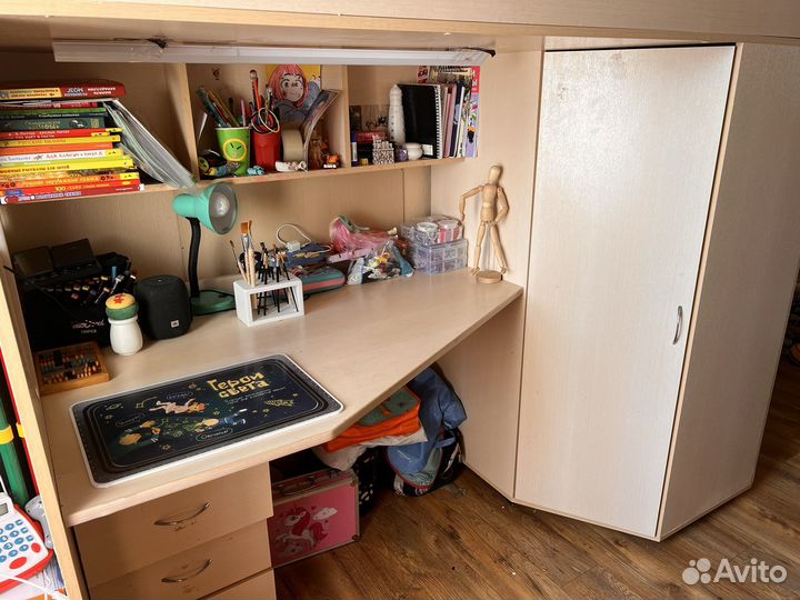 Детская кровать чердак со столом и шкафом бу