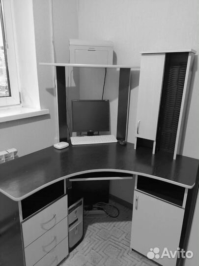 Компьютерный стол белый