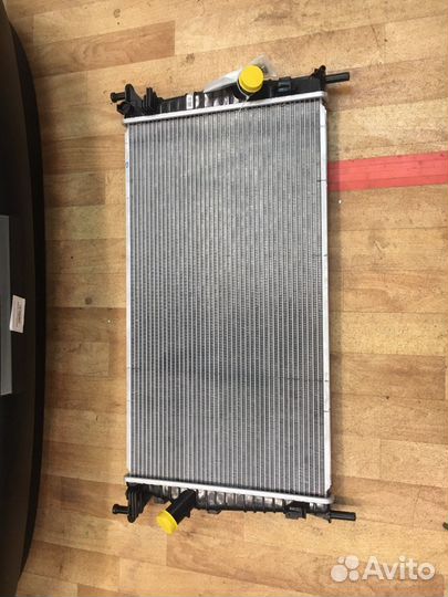 Радиатор охлаждения двигателя Ford Focus