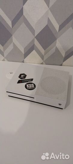 Xbox one s 1tb с играми +2 джостика