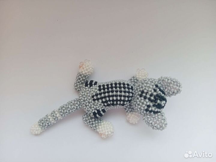 Игривый котёнок из бисера