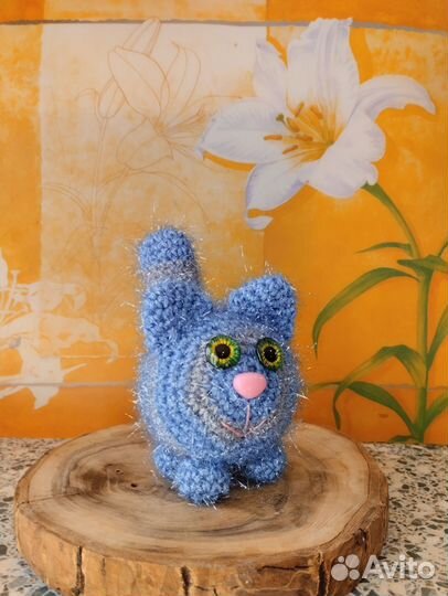 Вязаная игрушка котенок